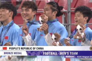 荣耀时刻！U23国足大将颁奖仪式上台领取铜牌 时隔28年重回领奖台