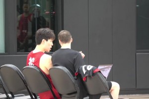 英语真的有进步！杨瀚森训练后和球队工作人员英文无障碍交流
