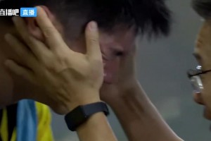 广州豹升入中超+中甲夺冠❗️球员喜极而泣+教练组拥抱欢庆